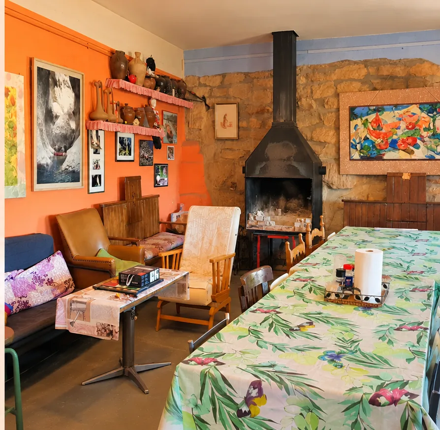 Salón y chimenea del Refugio